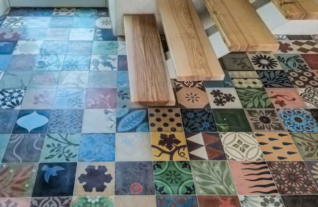 Carrelage effet patchwork sous un escalier