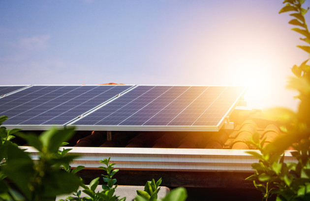 Panneaux solaires installé avec les accessoires nécessaires à son fonctionnement