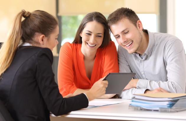 Couple de jeunes gens qui a fait le choix de se faire accompagner par un professionnel