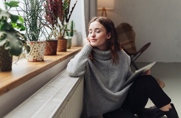 Femme qui se détend près du radiateur