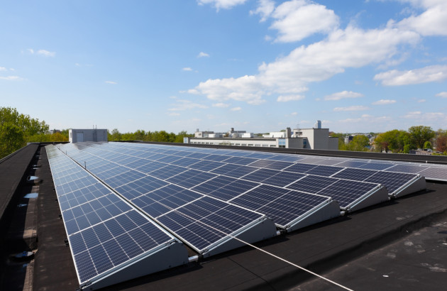 installation de panneaux solaires avec des bacs à lester