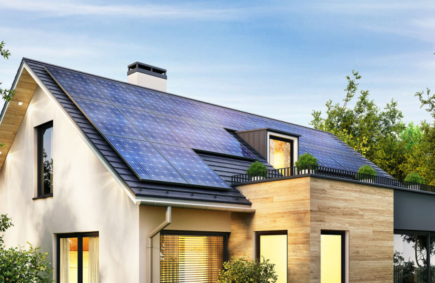 Maison avec un toit recouvert de panneaux photovoltaïques