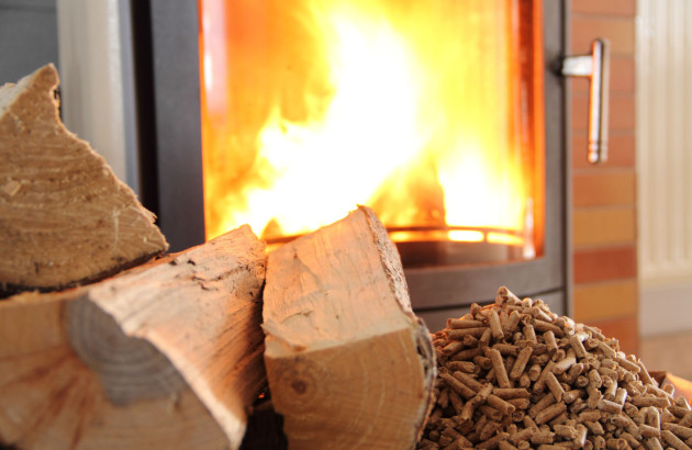 Bois de chauffage empilé devant un poêle à bois