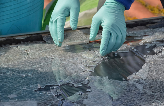 Bris de verre sur un panneau photovoltaïque