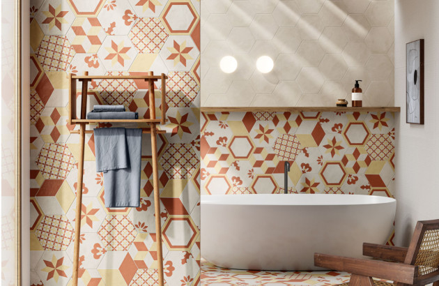 Salle de bains avec du carrelage hexagonal à motif