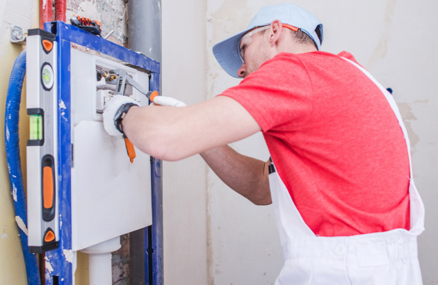 Technicien travaillant sur un coffrage