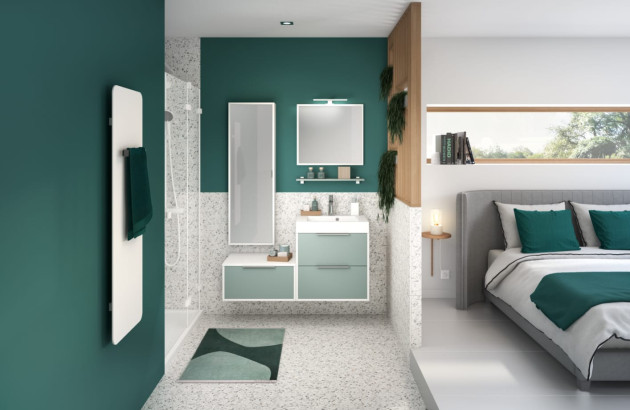 Salle de bains collée à une chambre, équipée de carrelage tendance vert