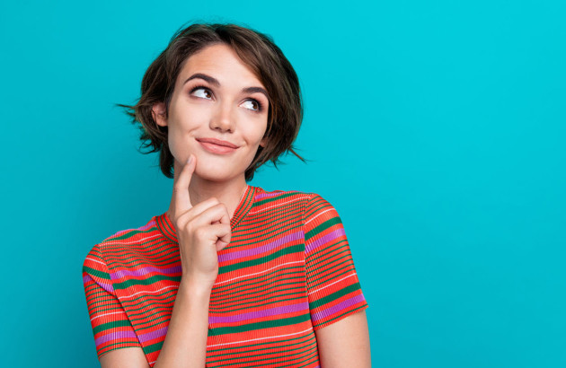 Femme qui a des doutes concernant le choix d'un chauffe-eau