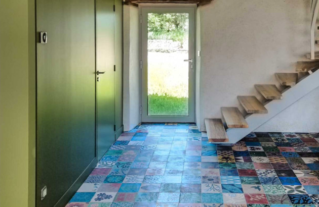 Carrelage patchwork au sol dans une maison