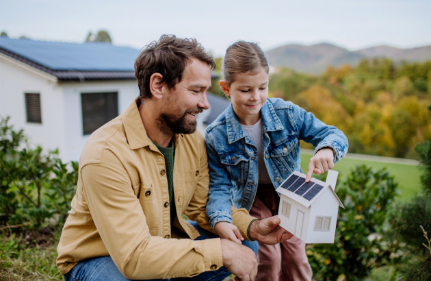 Père qui discute des panneaux solaires avec sa fille