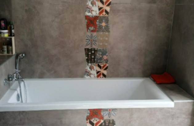 Baignoire avec du carrelage patchwork