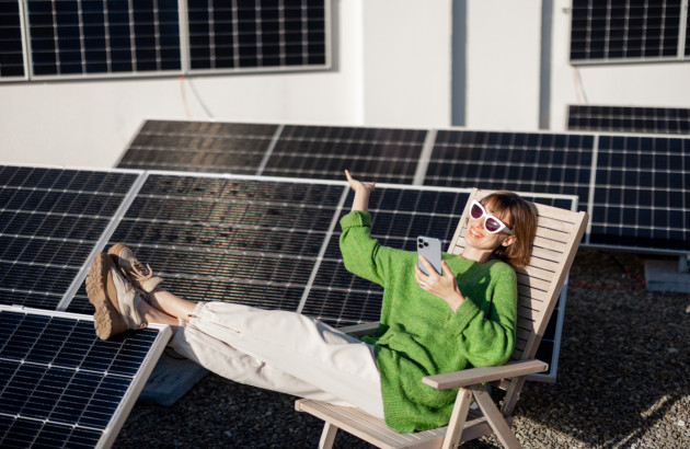 Femme satisfaite de ses panneaux solaires