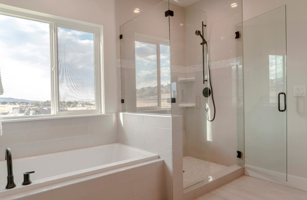 Salle de bains pleine de lumière naturelle avec des parois en verre