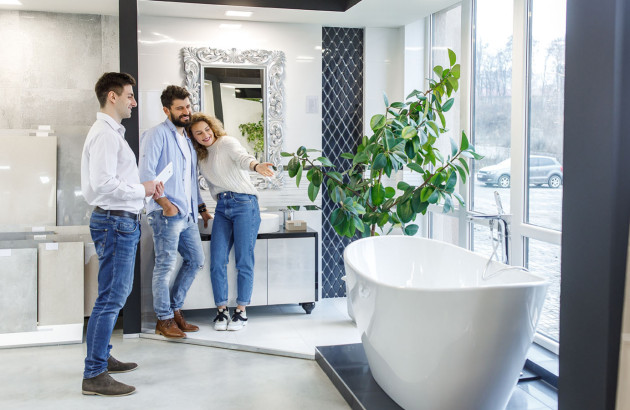 Personnes qui se font conseiller sur le choix de leur salle de bains