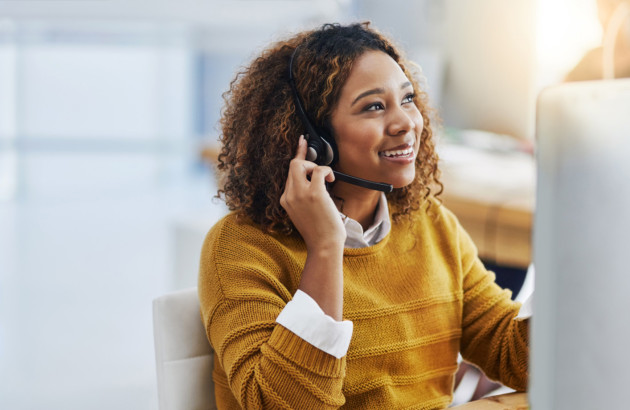 Femme qui conseille des personnes par ligne téléphonique