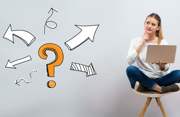 Femme assise jambes croisées sur un tabouret avec un ordinateur qui se pose des questions