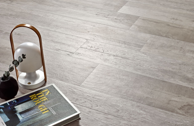 Zoom sur le carrelage imitation parquet gris