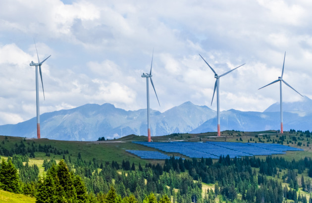 Joli paysage contenant des éoliennes