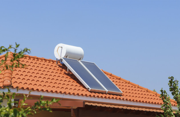 Panneau solaire thermique posé sur le toit d'une maison