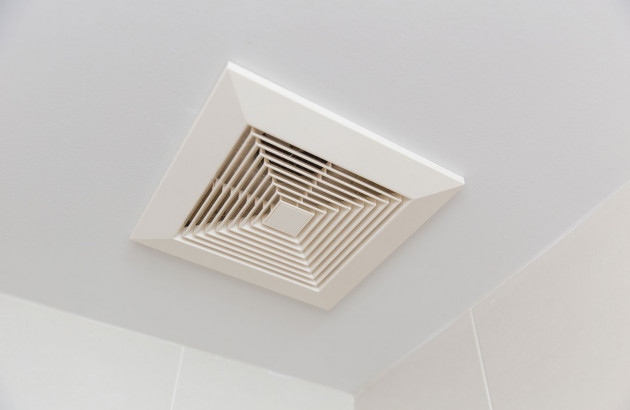 Moisissures au plafond de la salle de bain : plusieurs solutions
