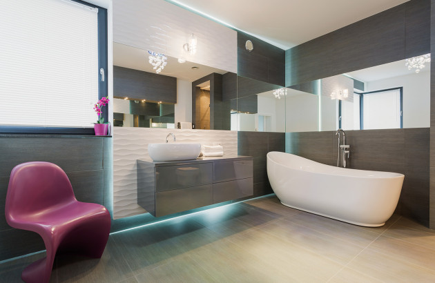Appliques diffuses et directionnelles de couleur blanche et turquoise dans une salle de bain