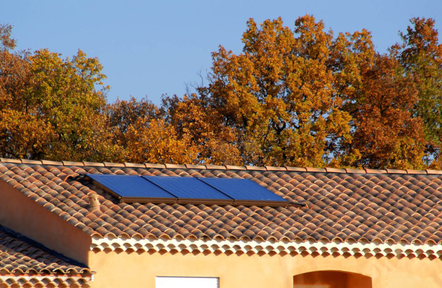 Capteurs solaires dans le toit d'une maison
