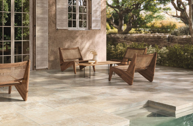 Carrelage en travertin beige clair dans un jardin