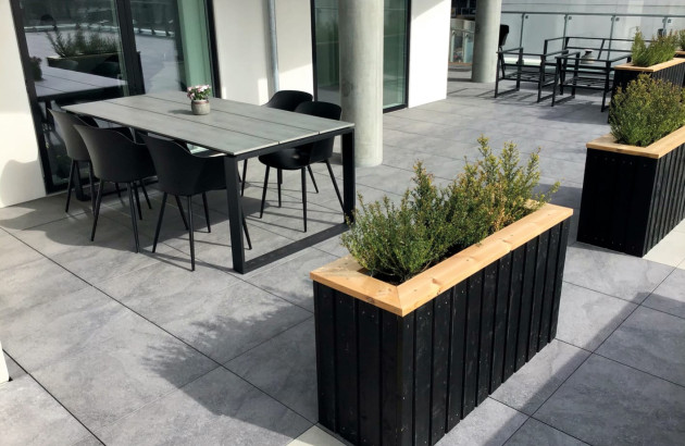 Carrelage en travertin gris posé dans une terrasse