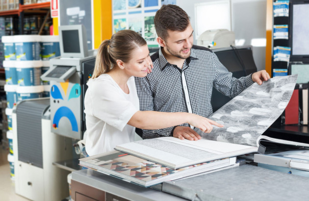 Couple en train de choisir du papier peint en magasin