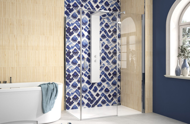 Douche multi-jets moderne dans une salle de bains moderne avec des carreaux à motifs bleus