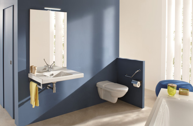 Équipements sanitaires PMR dans une salle de bain bleue