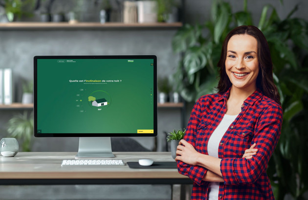 Femme contente d'utiliser le simulateur photovoltaïque