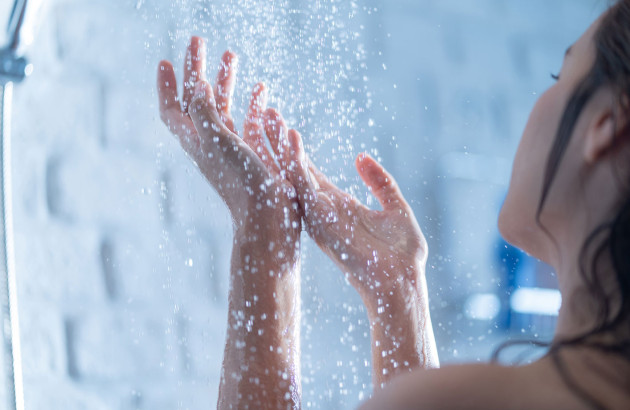 Femme en train de prendre sa douche