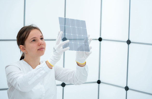 Une femme examinant une fenêtre solaire