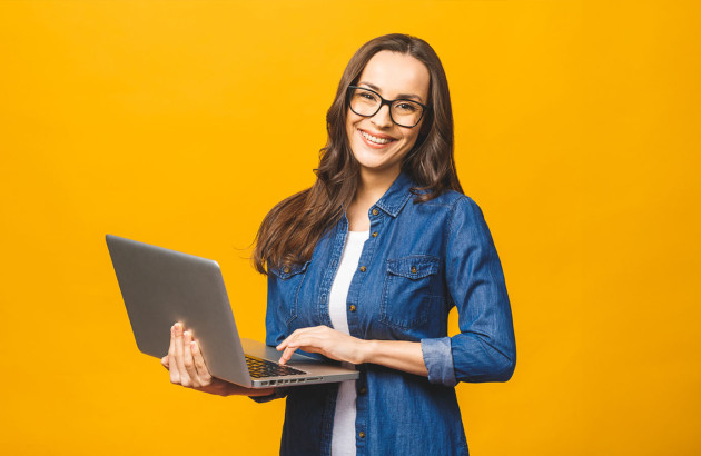 Femme satisfaite de l'utilisation du simulateur photovoltaïque