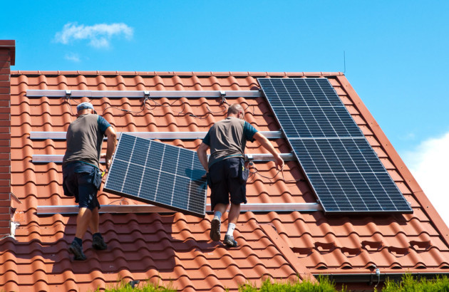 Fixation panneaux solaires sur un toit