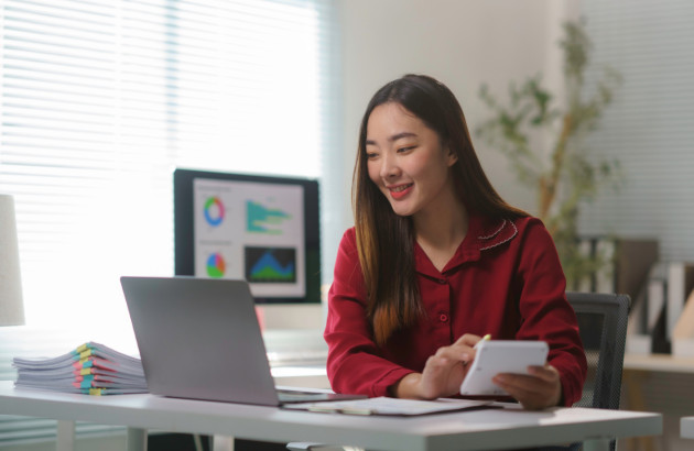 Jeune femme en train de consulter les aides MaPrimeRénov' 2025