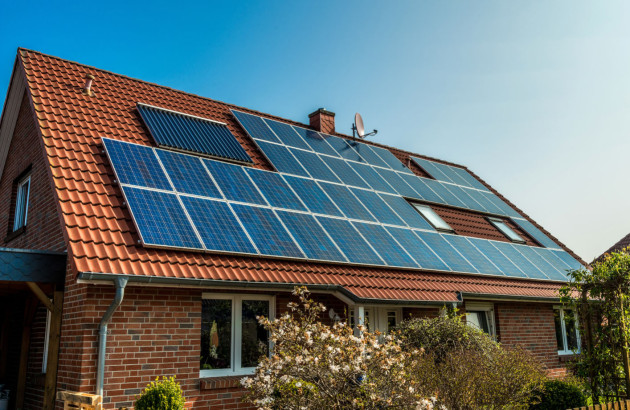 Maison avec panneaux solaires orientés vers le sud