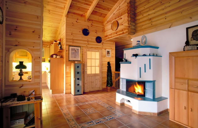 Poêle de masse dans un chalet en bois