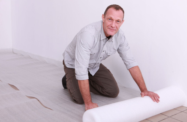 Professionnel se préparant pour la pose d'une sous-couche de carrelage