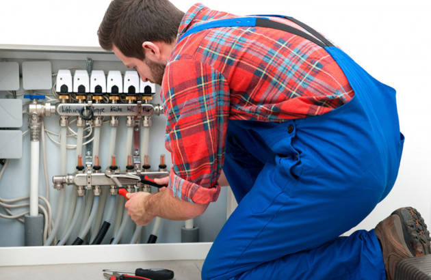 Professionnel en train d'installer le plancher chauffant