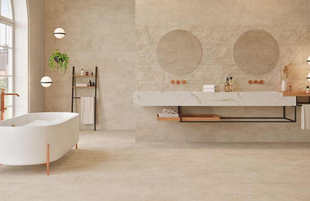 Salle de bain moderne et spacieuse couverte de carrelage grès cérame