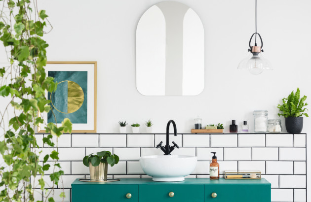 Salle de bains avec mur blanc et sous vasque vert