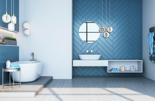 Salle de bains bleue moderne avec éléments décoratifs