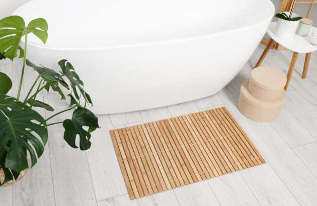 Tapis de bain avec du bambou devant une baignoire îlot