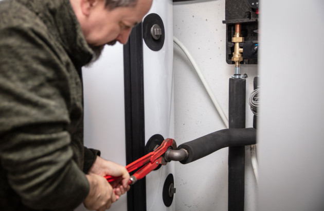 Un professionnel installant une chaudière à pellets