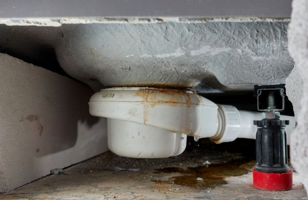 Installation d'un pied de receveur de douche