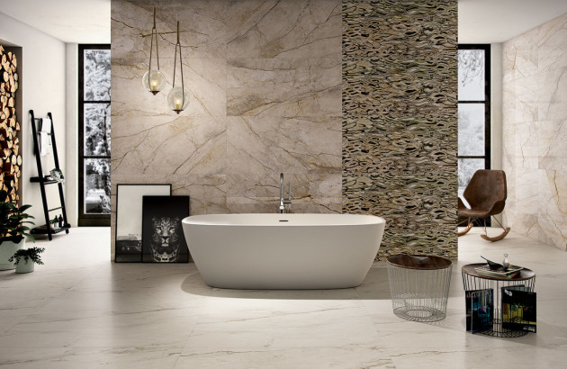 Salle de bains équipée de carrelage grand format effet marbre
