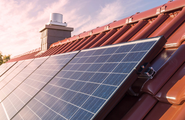 Kit photovoltaïque efficace et performant posé sur le toit d'une maison