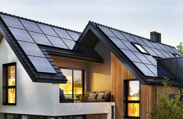 Maison avec panneaux solaires et toit en ardoise